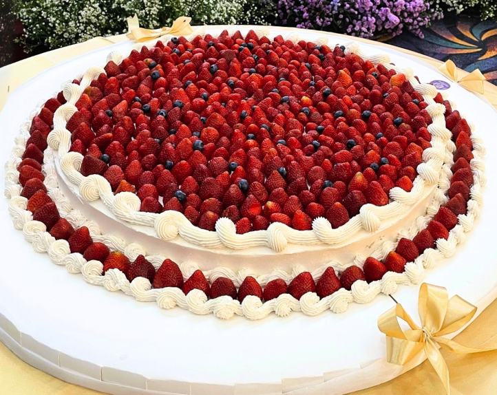 Fruit Wedding Cake | Full Korean Strawberry with Blueberry Sprinkles